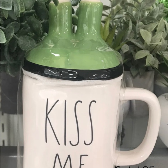 Rae Dunn 🍀 KISS ME 🍀 mug w/topper. - Picture 7 of 7